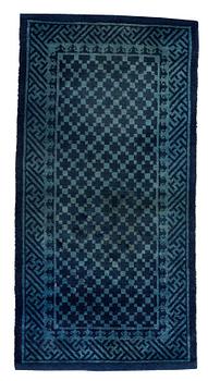 604. RUG, SEMi-ANTIQUE BAOTOU. China, first half of the 20th century. 114,5 x 58,5 cm.