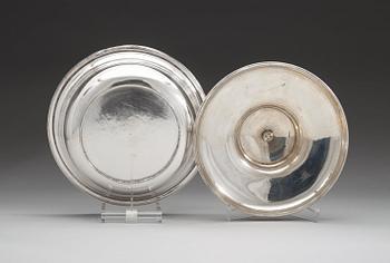 A pair of Swedish 19th century silver dishes and covers, mark of Gustaf Möllenborg, Stockholm 1849.