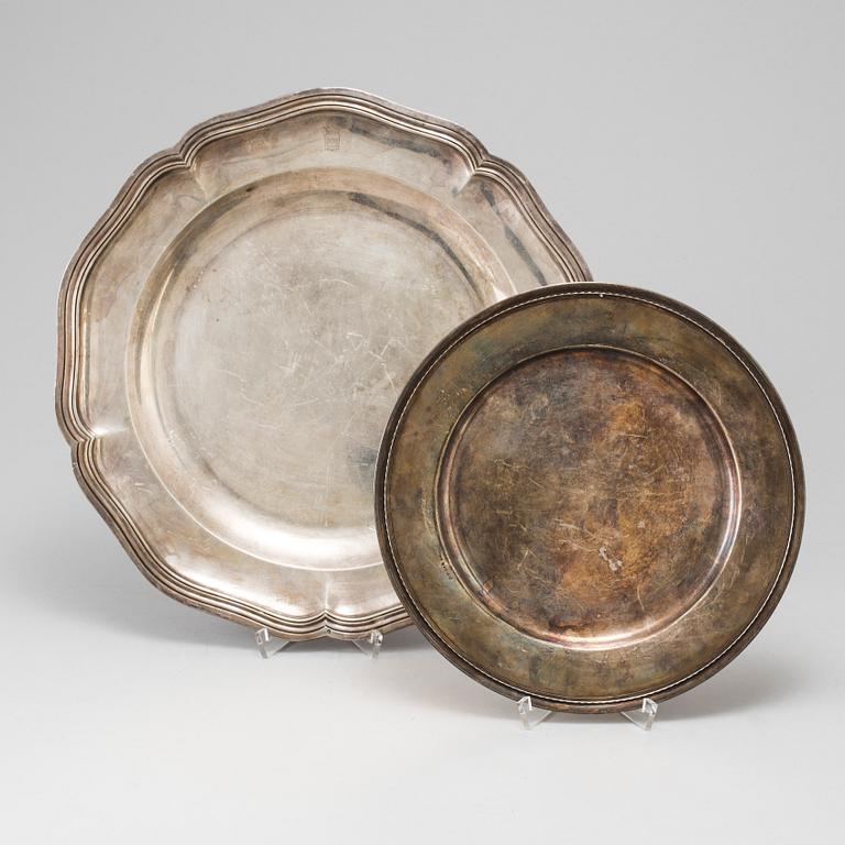 Two silver serving dishes, one marked GAB, Stockholm, Sweden 1944. Total weight 1620 g.