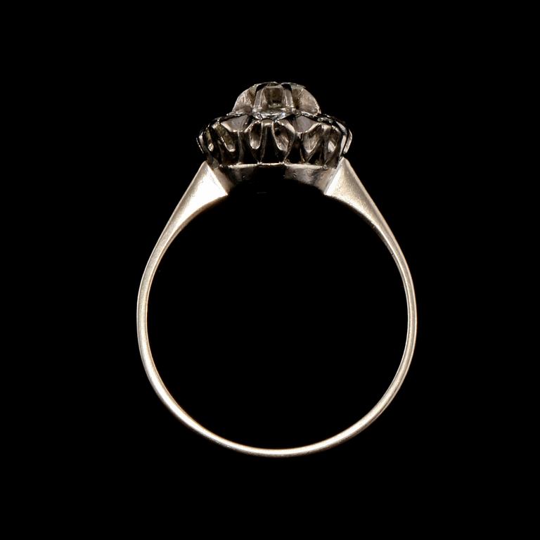 RING, 18k vitguld med 9 briljantslipade diamanter, John Pettersson, Stockholm, 1962. Vikt 4 g.