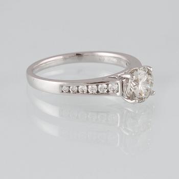 RING, 18K vitguld med briljantslipad diamant 1.01 ct samt 12 briljantslipade diamanter 0.20 ct. Vikt 3,6 gram.