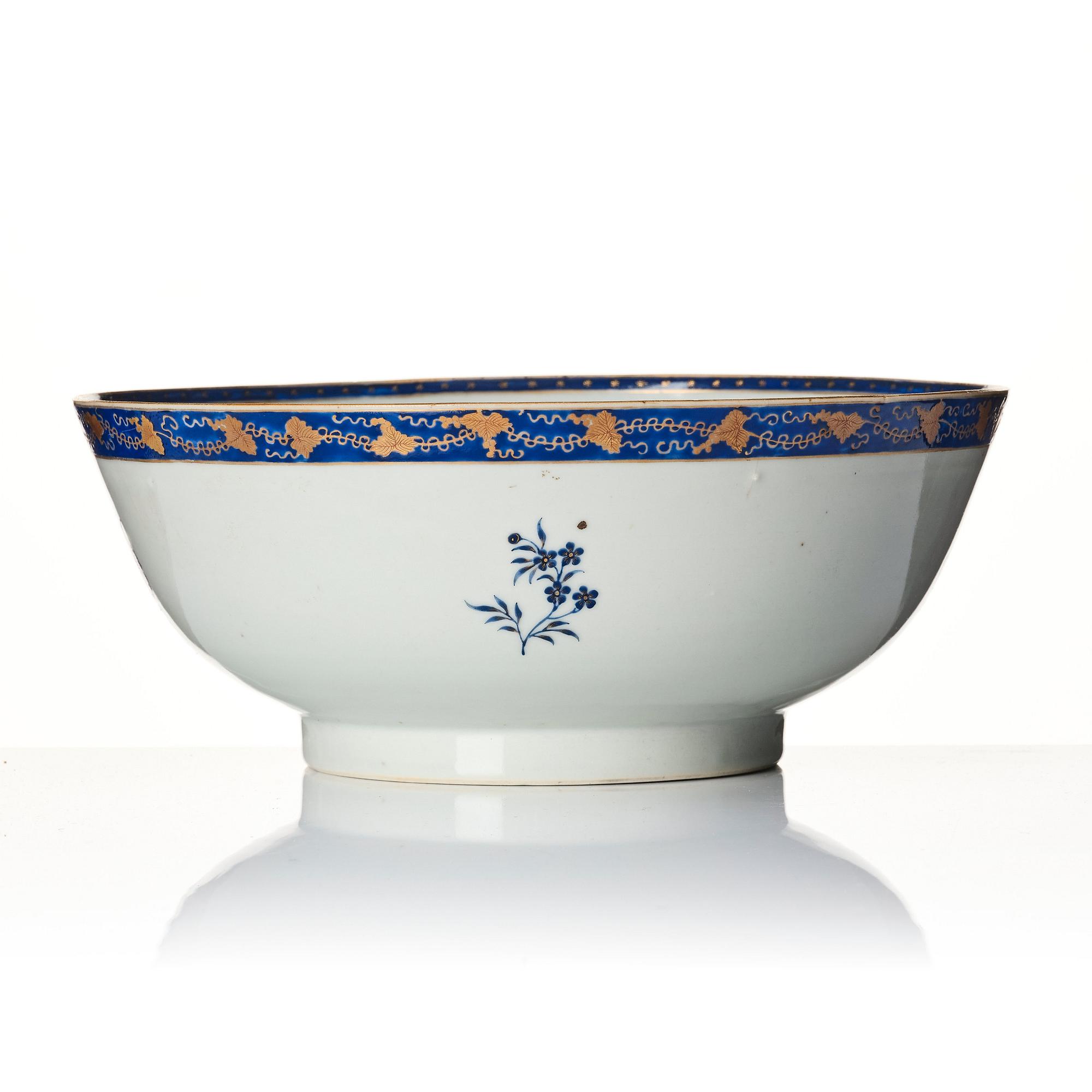 A Chinese Export punch bowl, Qing dynasty, Jiaqing (1796-1820).