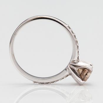 Ring, 14K vitguld, diamanter ca 1.21 ct tot. AIG-certifikat.