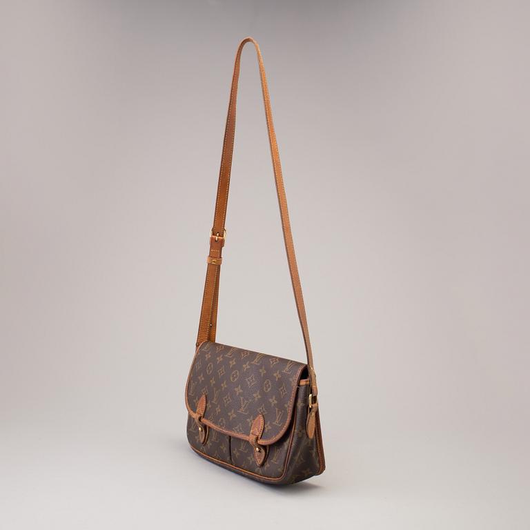 A Louis Vuitton 'Gibeciere' bag.