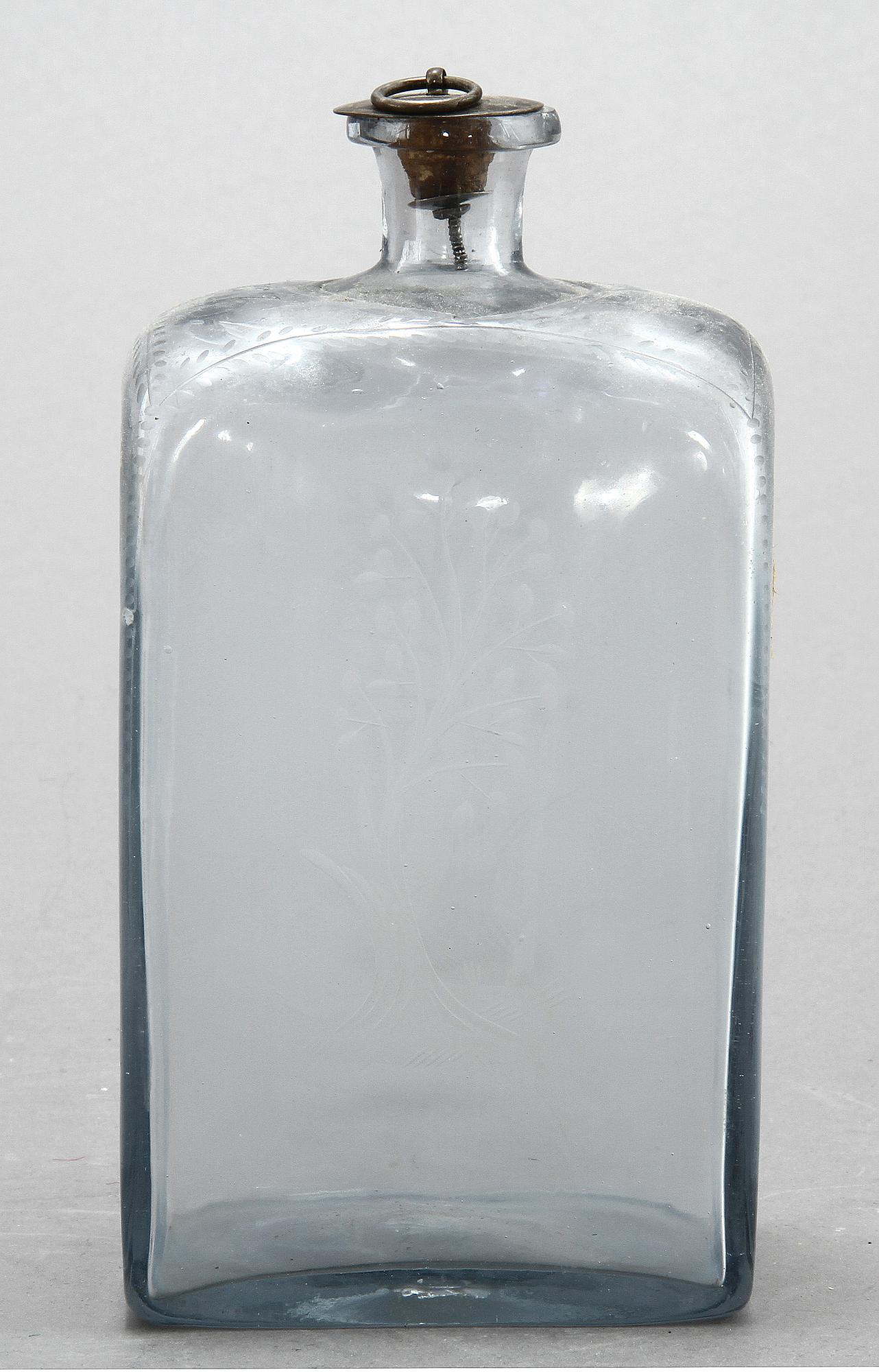 SCHATULL MED FLASKOR, 1800-talets mitt.