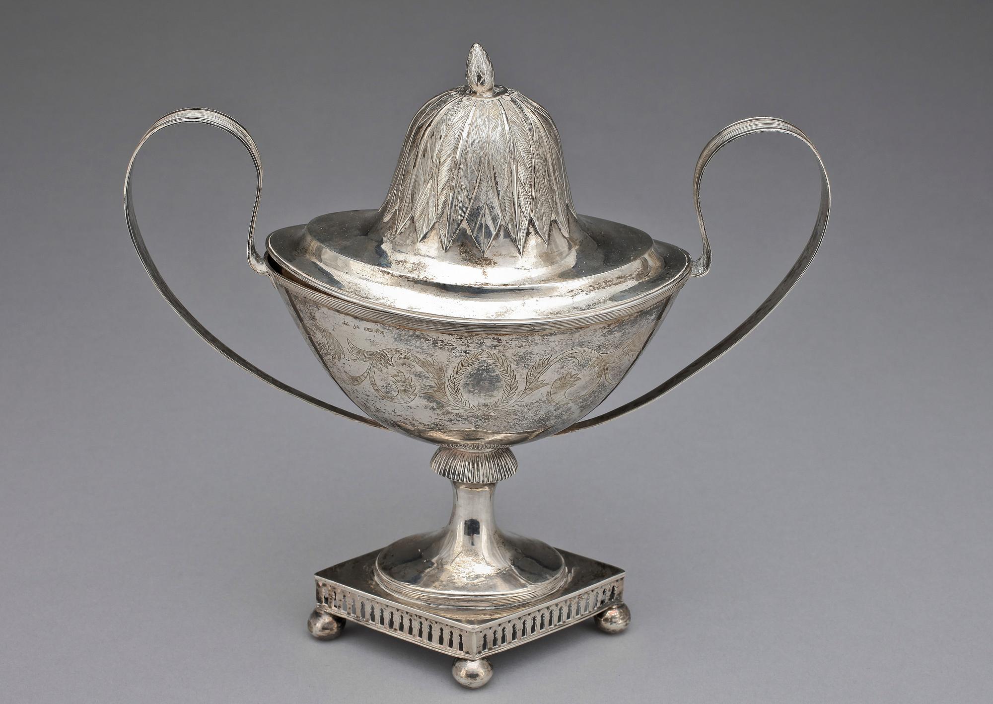 SOCKERSKÅL med LOCK, silver. Trol L.Söderström, Umeå 1824. Vikt ca 358g.