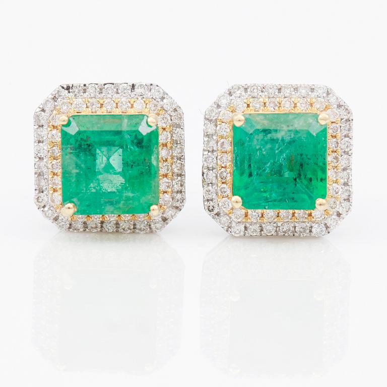 ÖRHÄNGEN, 1 par, diamanter totalt ca 0.39 ct. och smaragder totalt ca 2.53 ct.
