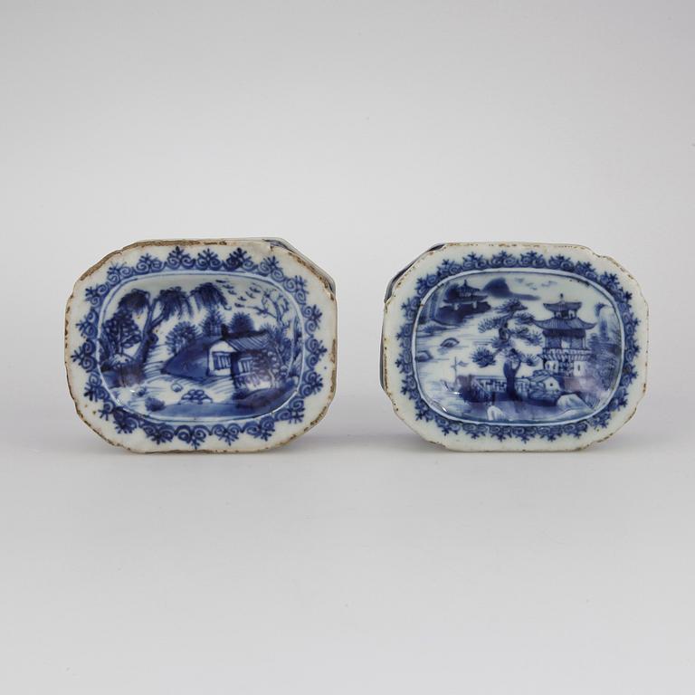 SALTKAR, 2 st, porslin, Kina 1700-tal.