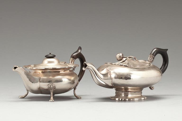 TEKANNOR, 2 st, silver. Bland annat C G Hallberg, Stockholm, 1905. Vikt ca 780 g.