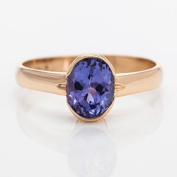 Ring, 14K gold with an oval-cut tanzanite.
