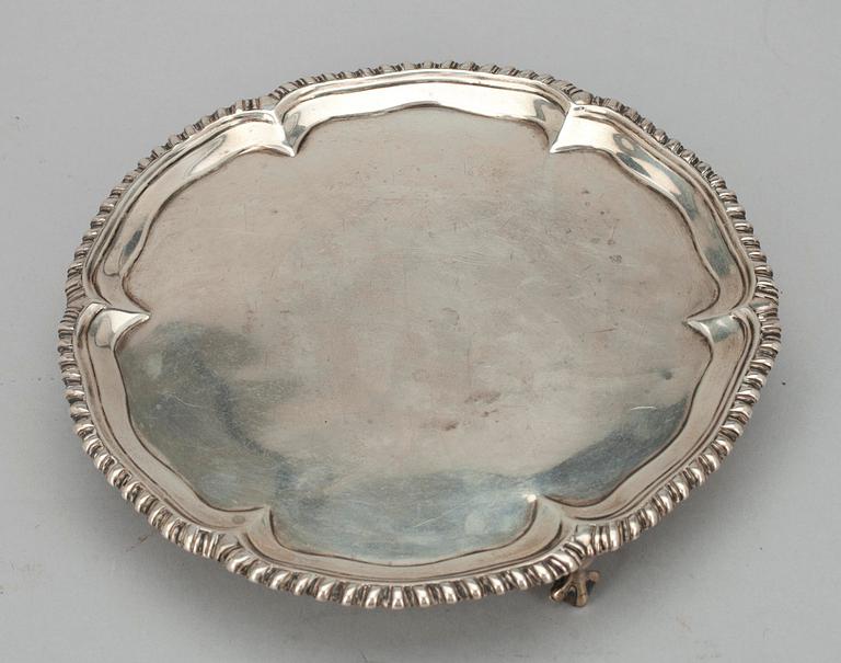 BRICKA, silver, Wilson & Gill, London 1891. Vikt ca 366,7 g.