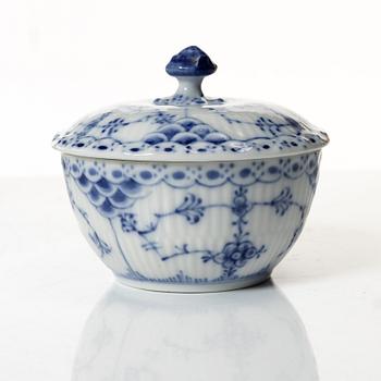 Royal Copenhagen, mockaservis, porslin, 31 delar, "Musselmalet", mestadels helblond.