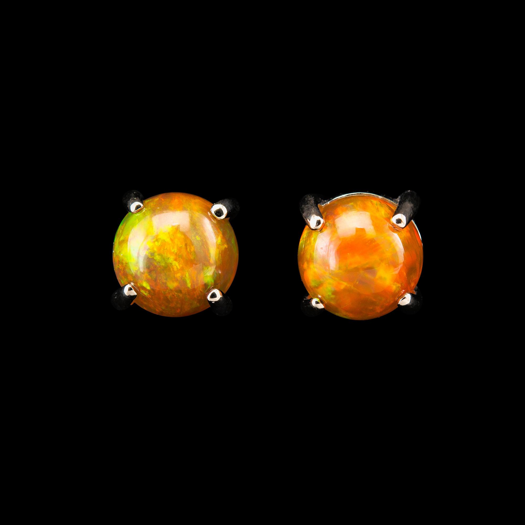 KORVAKORUT, etiooppialainen tuliopaali 3.12 ct. 14 K valkokultaa.