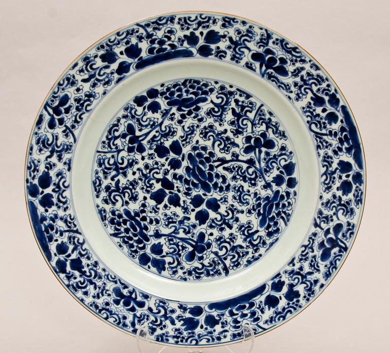 A blue and white dish, Qing dynasty, Kangxi (1662-1722).