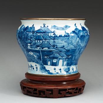 A blue and white flower pot, late Qing dynasty.