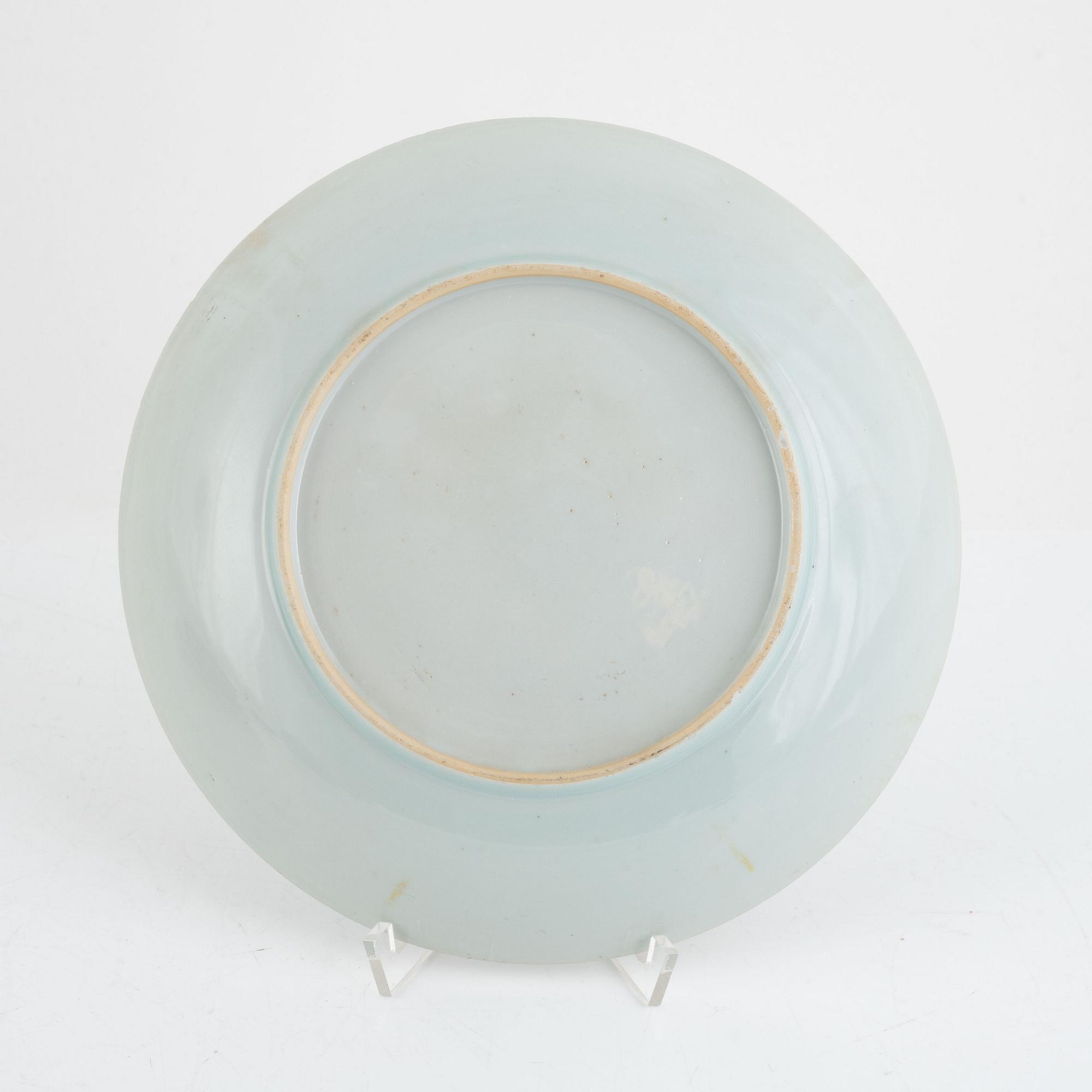 Two plates, two soup dishes and a serving dish, export porcelain, Qing Dynasty, Qianlong (1736-95).