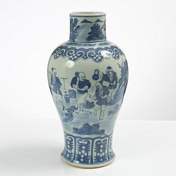 A Chinese blue and white porcelain vase, Qing dynasty, 19th century.