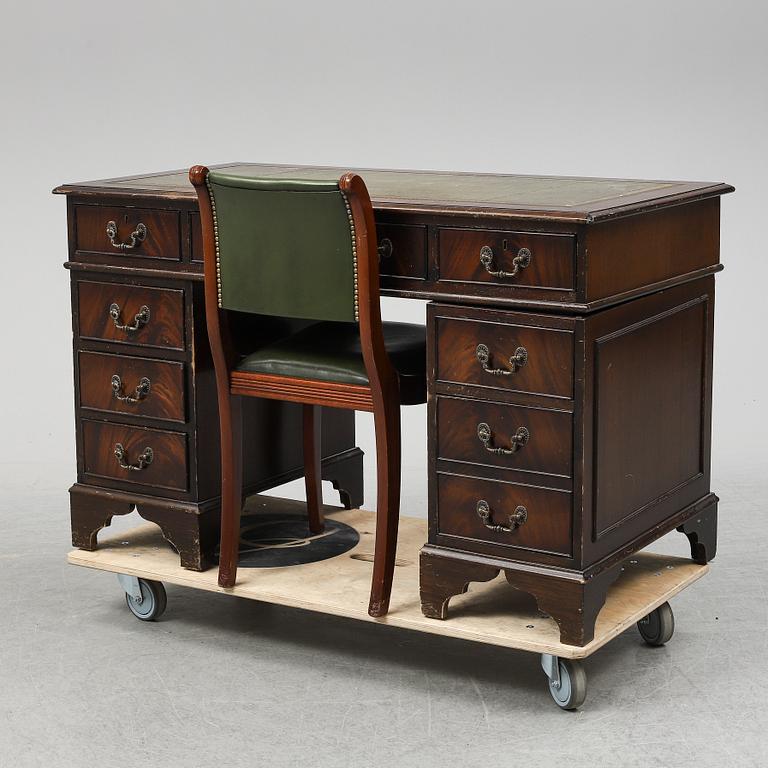 SKRIVBORD OCH STOL, England, 1900-talets slut.