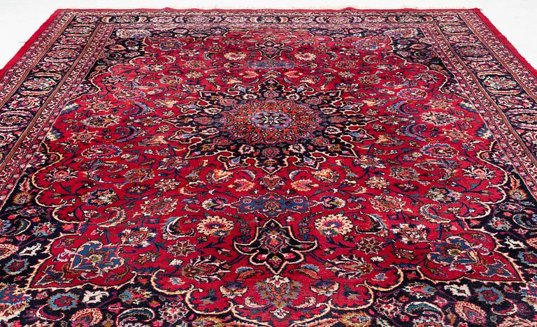 A Meshad carpet, ca 410 x 290 cm.