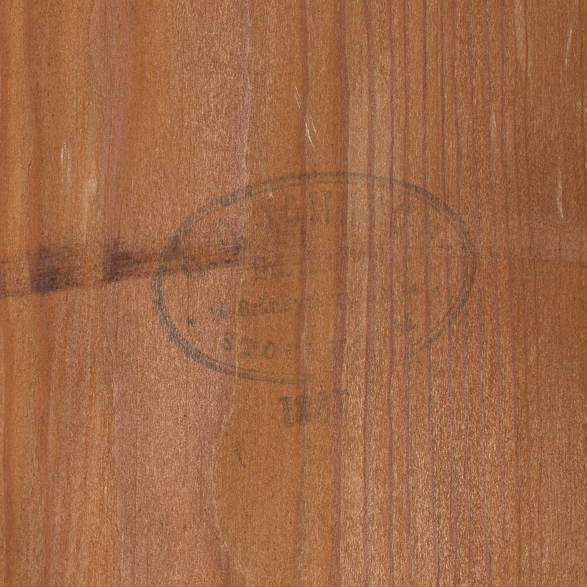 Klädskåp från omkring år 1900.