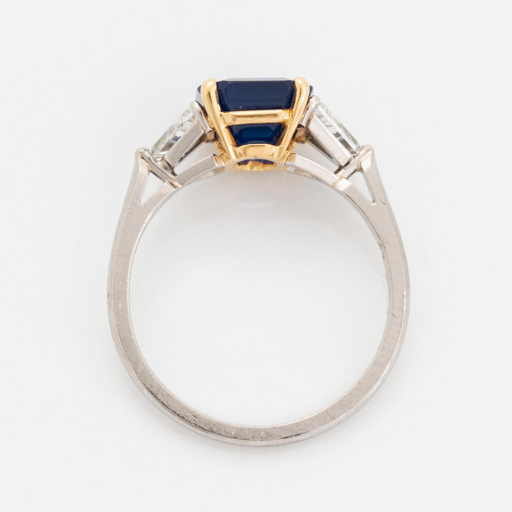 Ring platina och 18K guld med en fasettslipad safir vikt ca 3.40 ct.