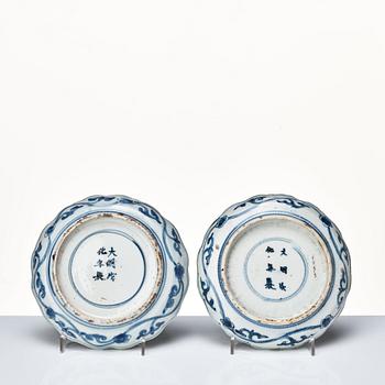 Two blue and white Shonzui style circular dishes, Tianqi/Chongzhen 17th Century.