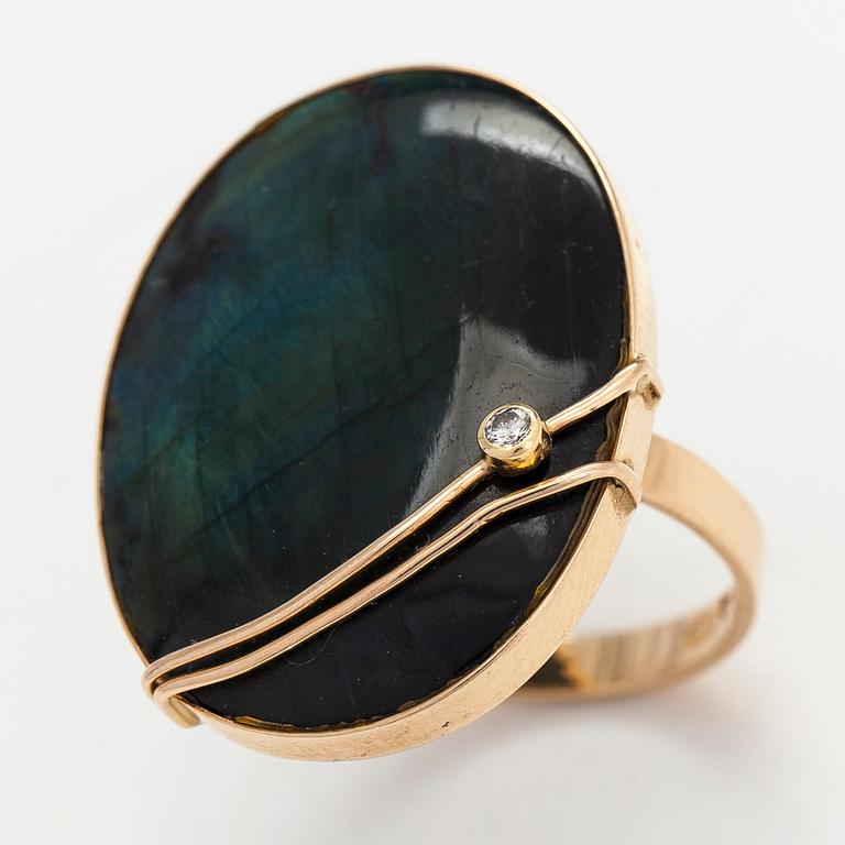 Helge Narsakka, Ring, 14K guld, spektrolit och diamant ca 0.015 ct. För Kaunis Koru, Helsingfors 1982.