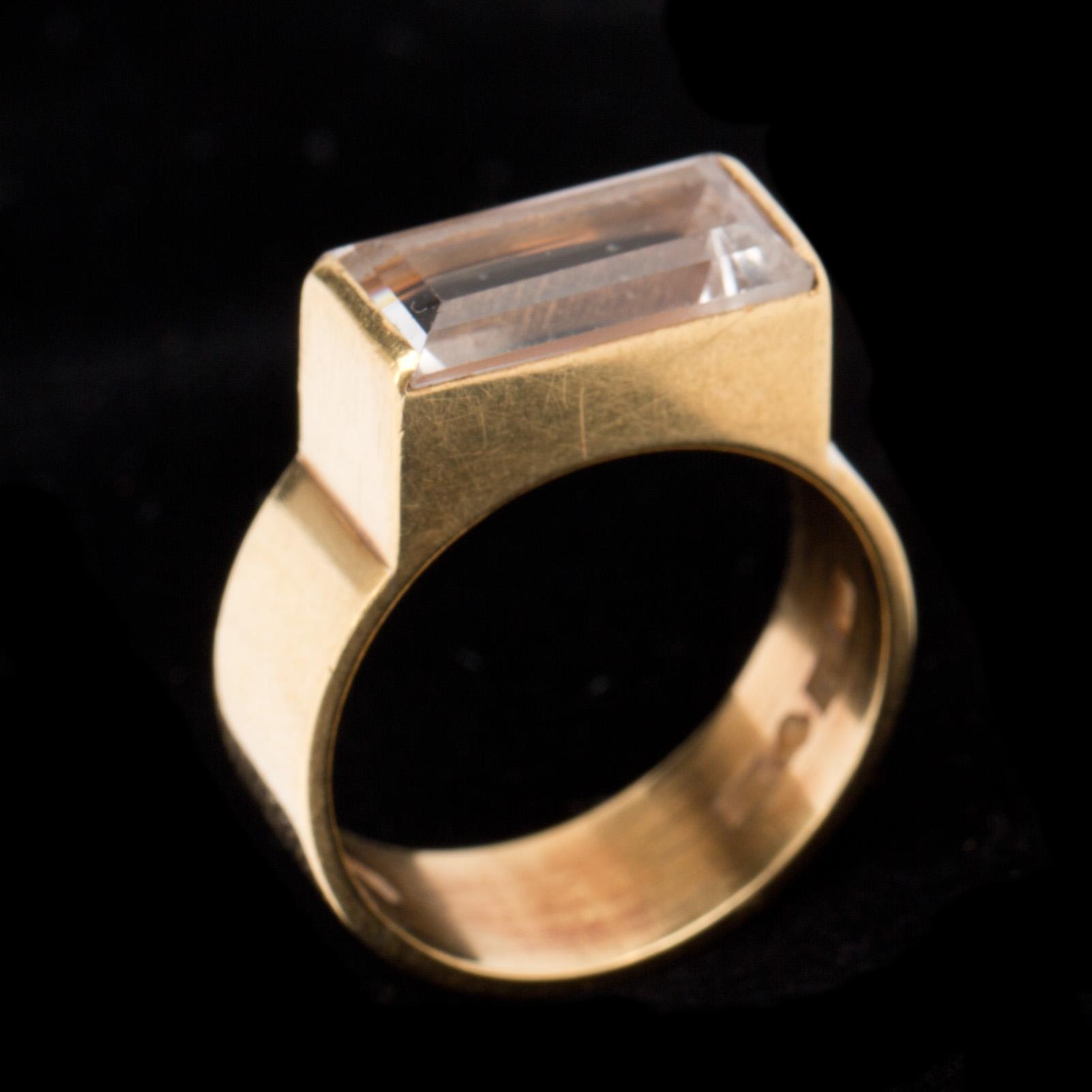 RING, 18k med bergkristall, Wiwen Nilsson, Lund, 1962. Vikt ca 4g.