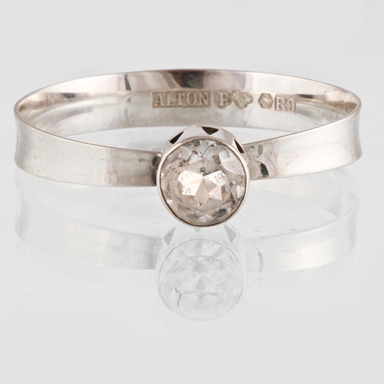 ARMRING, silver med fasettslipad bergkristall, Alton, 1967. Vikt 22,9 gram.