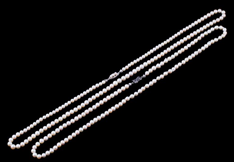 PÄRLCOLLIER, 2 st med silverlås.