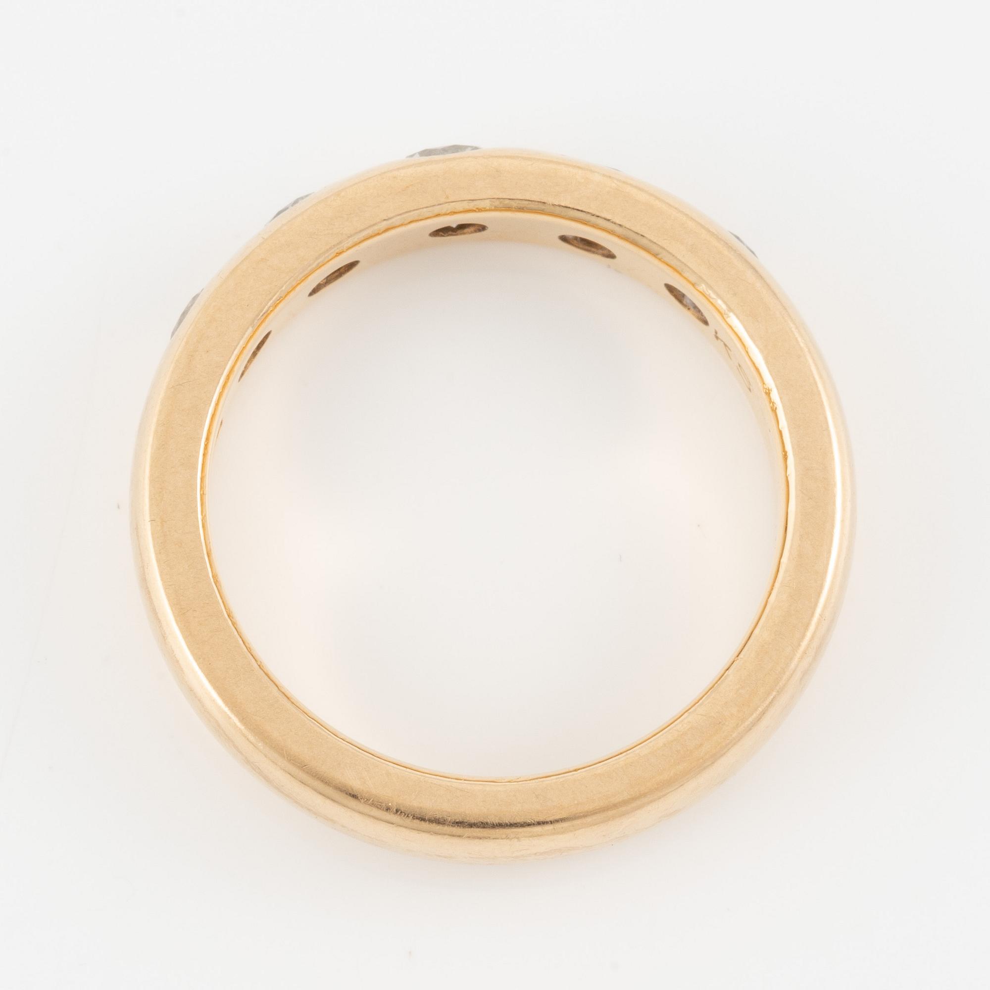 Ring, 18K gold with five brilliant-cut diamonds.