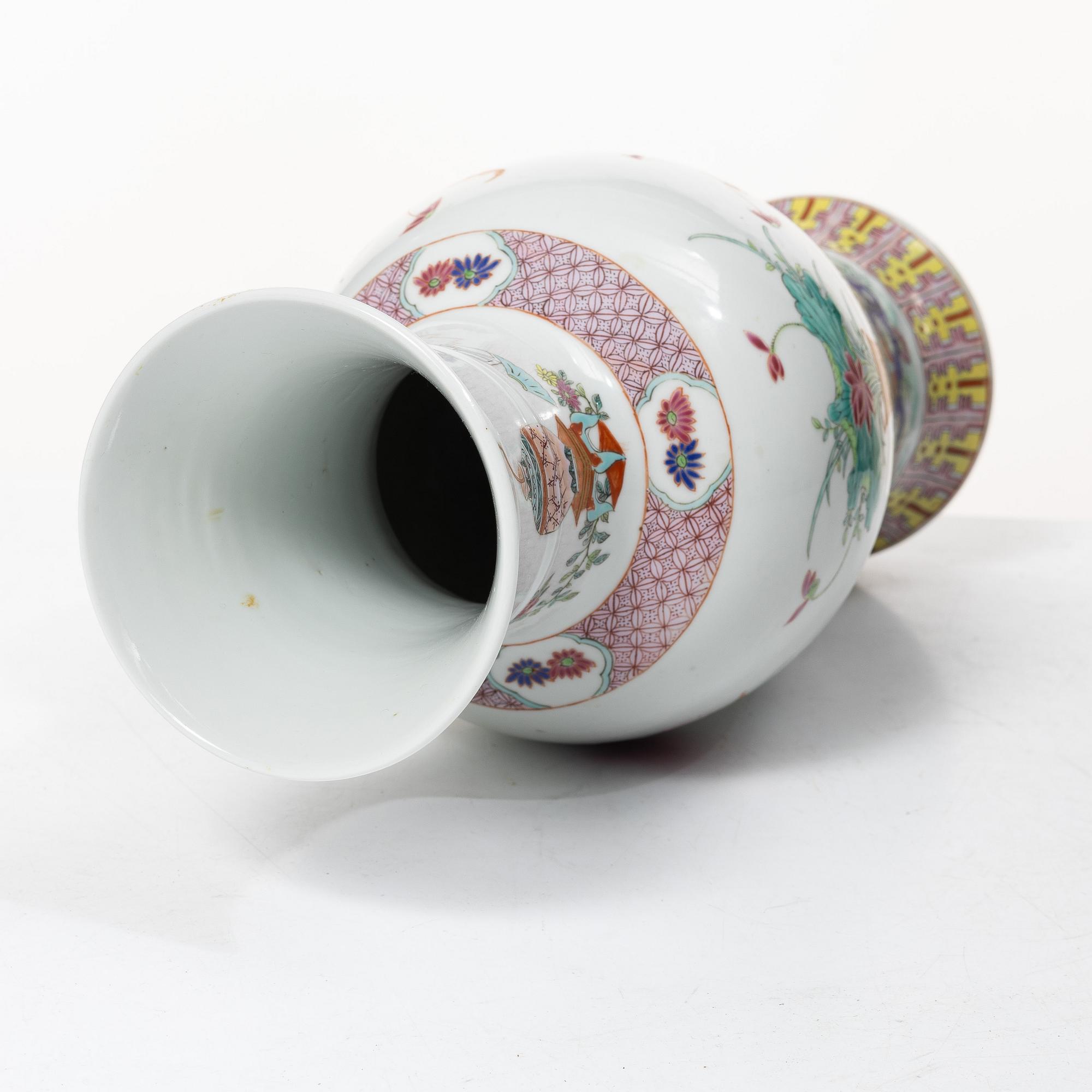 A slender famille rose 'flowers and antiques' vase, late Qing dynasty/early 20th century.