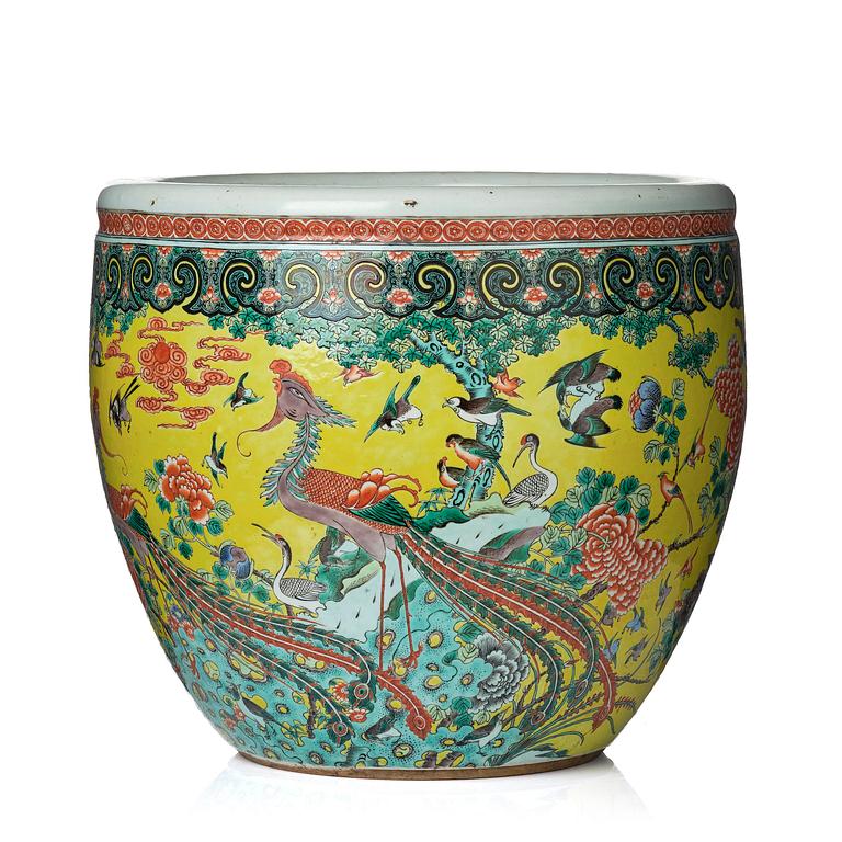 A large yellow ground '100 birds' fish basin, Qing dynasty, 19th century.