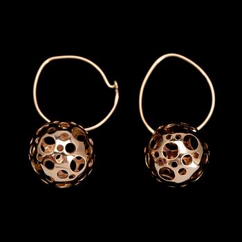 ÖRHÄNGEN, ett par, guld 14K, design Liisa Vitali, N. Westerback, Helsingfors. Vikt ca 2,2 g.