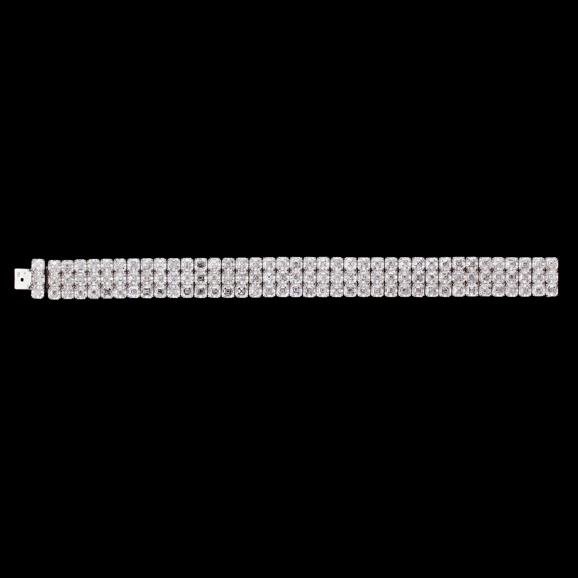 ARMBAND, tre sammansatta rader med assher-slipade diamanter, tot 60.70 ct, vardera diamant just under 0.50 ct /st.