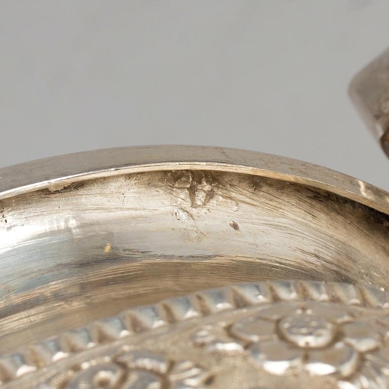 TEKANNA, silver, 1900-talets första hälft. Vikt ca 765 g.