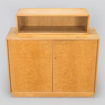 Aino Aalto, kaappi, malli 808 ja vitriini, malli 214 O.Y. Huonekalu- ja Rakennustyötehdas A.B. 1950-luvun alku.