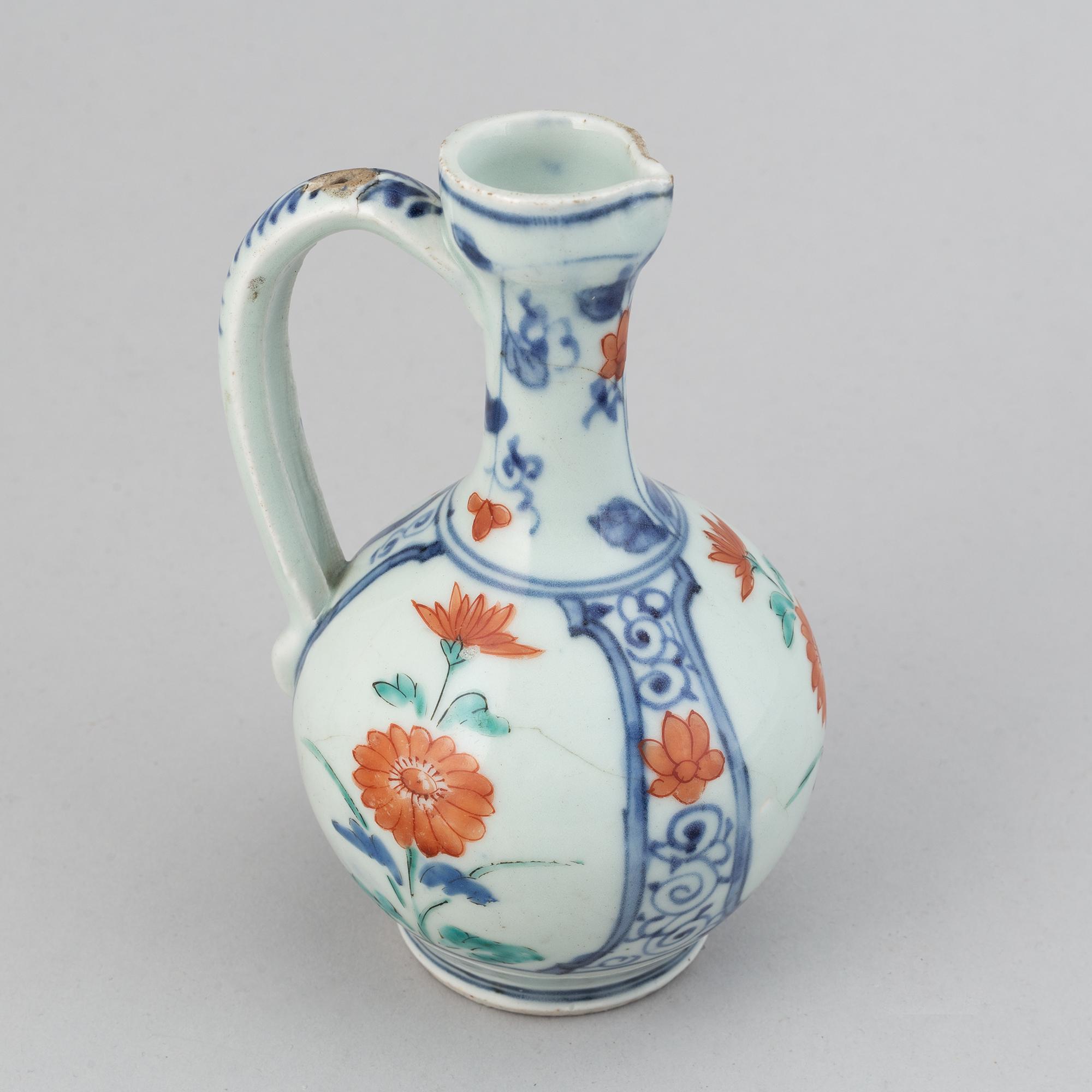 A Japanese kakiemon ewer, 18th Century.