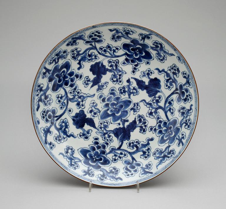 SKÅLFAT, porslin. Qing dynastin. Kangxi (1662-1722).