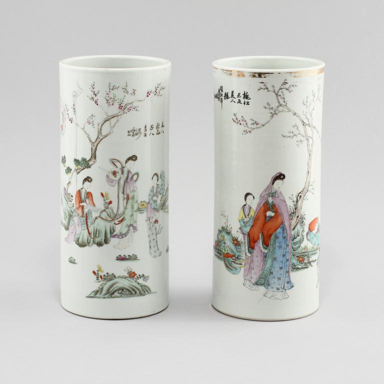 PENSELSTÄLL, 2 st, porslin, Kina, 1900-tal.