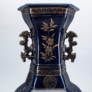 A blue vase, Qing dynasty, 19th Century.