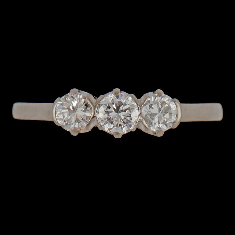 RING, 18 k vitguld med 3 briljantslipade diamanter, tot 0.42 ct, Juvel-Ateljen Malina, Göteborg, 1953. Vikt 3 g.