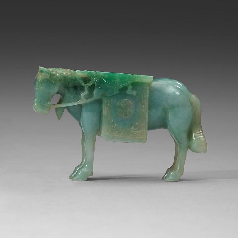 A carved figure of a horse, late Qing dynasty (1644-1912).