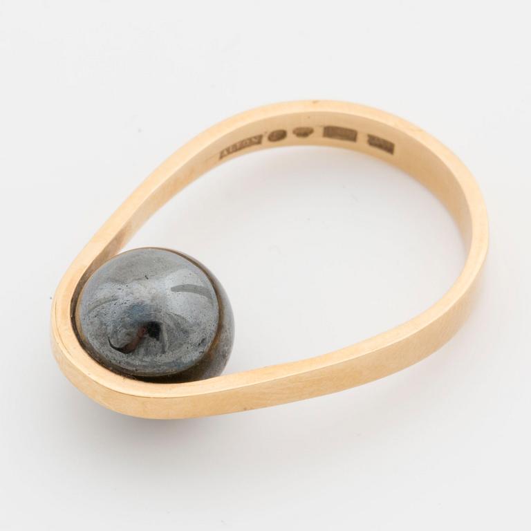 RING, 18K gold with hematite sphere.