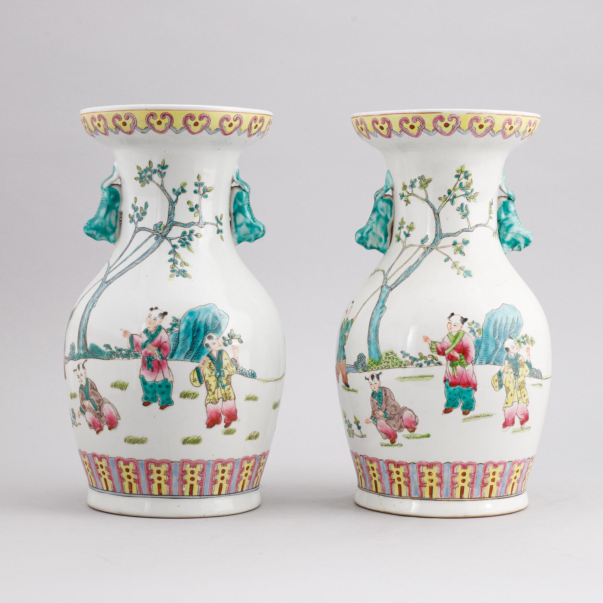A pair of Chinese porcelain vases, 20th century.
