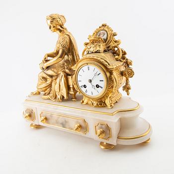 Bordspendyl Louis XVI-stil 1900-talets första hälft.