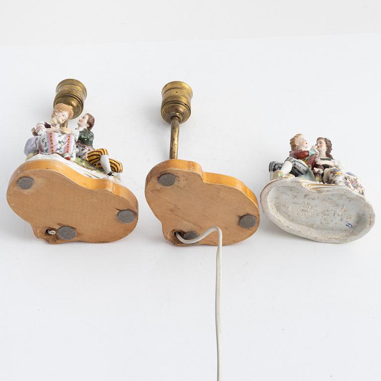 Bordslampfötter/porslinsgrupper, ett par, Wien-liknande märke, omkring år 1900.