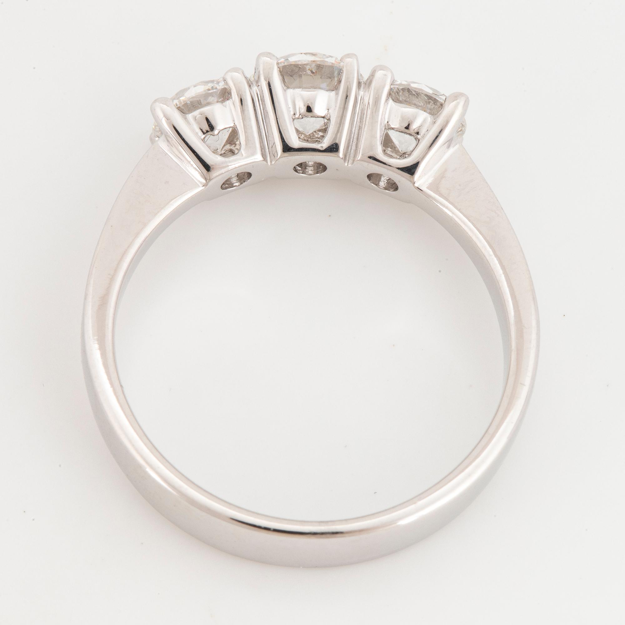 RING, trestensring med briljantslipade diamanter.