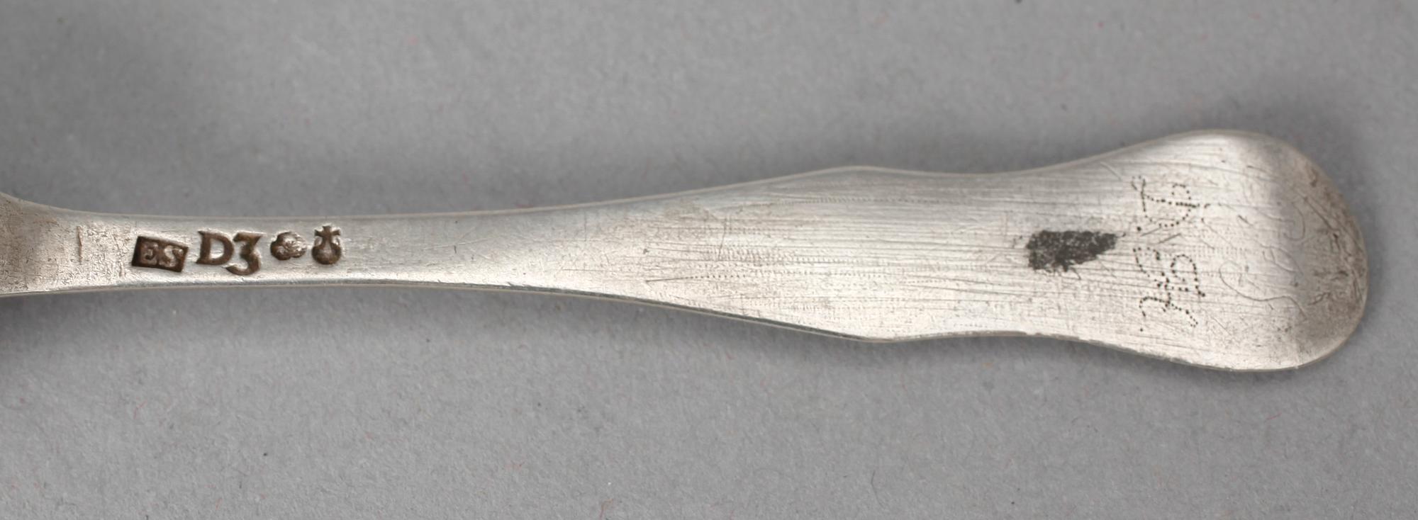 TESKEDAR, sk Fiolmodell, 9 st, 1800-talets första hälft, bl a Ramberg, Helsingborg. Tot vikt: 91 gram.