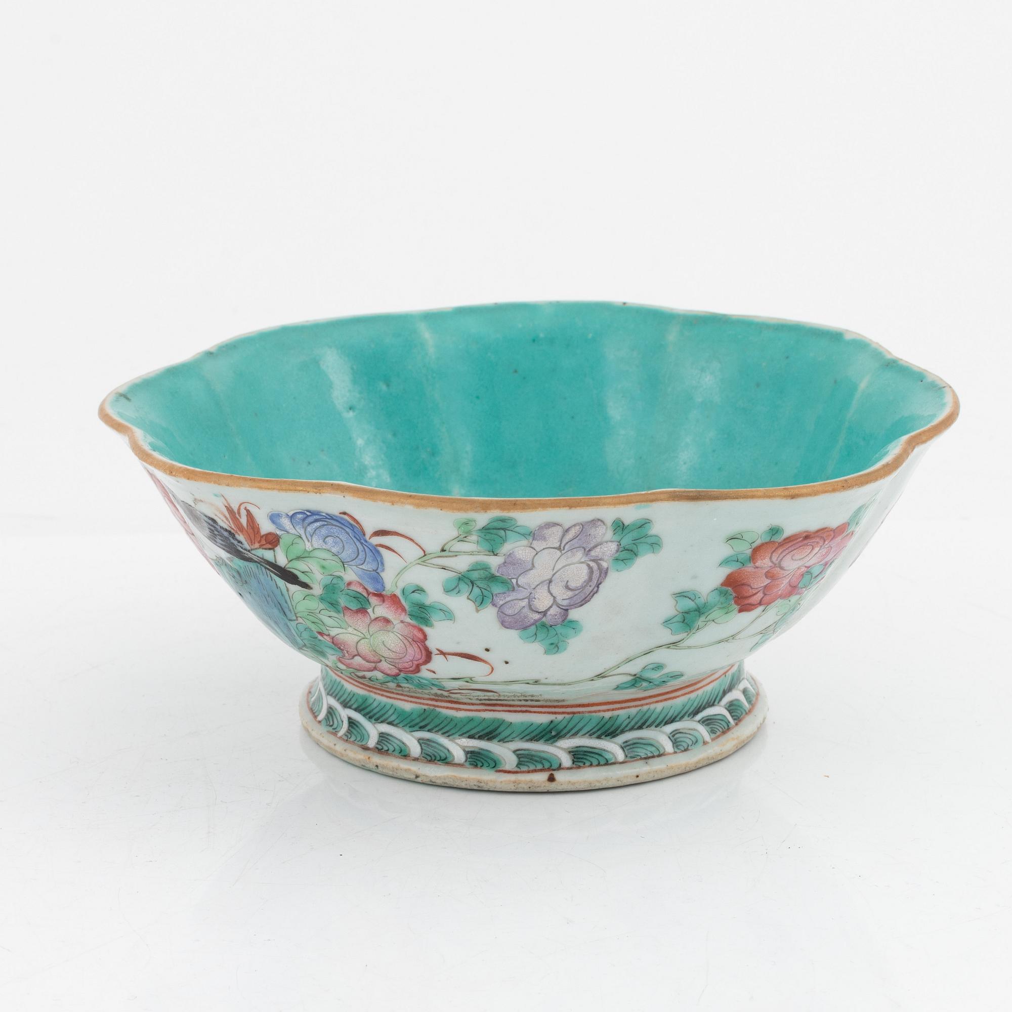 A famille rose bowl, late Qing dynasty, circa 1900.